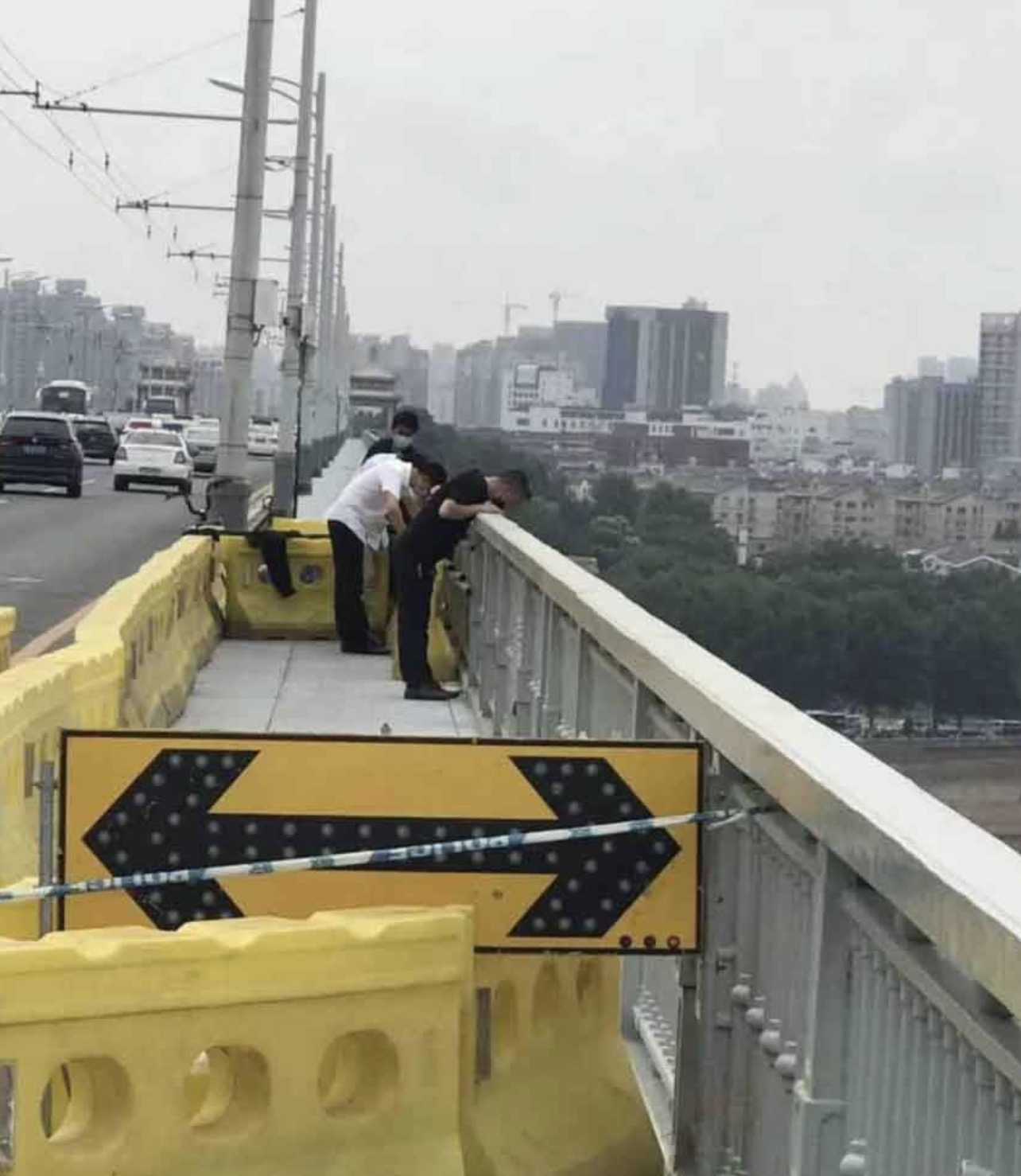 Il proprietario è saltato dal ponte ponendo fine alla sua vita, lasciando il suo fedele cane tutto solo